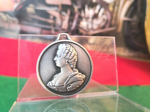 Marie Antoinette medallion (diameter 25 mm)