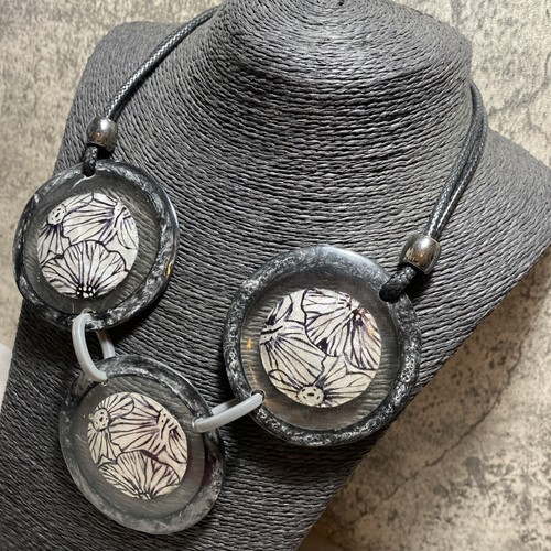 RETRO Floral Plastic Disc Necklace Statement Kitsch Chunky Grey Black Shiny - Picture 2 of 7