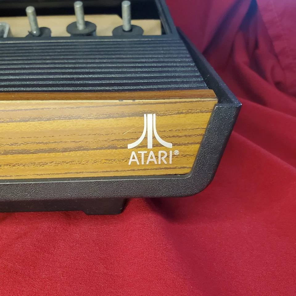 Console Atari 2600 grão de madeira não testado como está - para peças ou reparos - Imagem 2 de 4