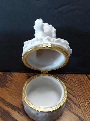 Cherub Porcelain Trinket Box Holding A Rose - Picture 7 of 8