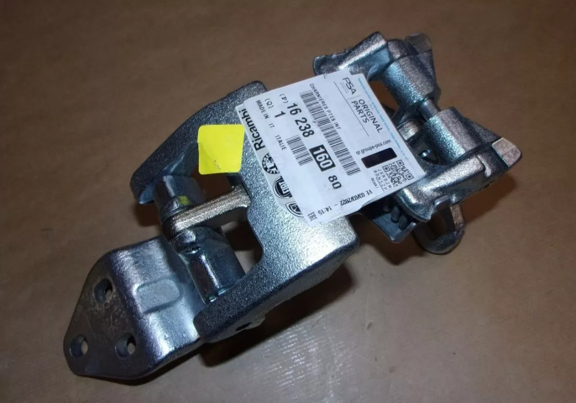 Charnière 1623816080 pour corriger une porte arrière bloquée ou affaissée sur Citroën Jumper III