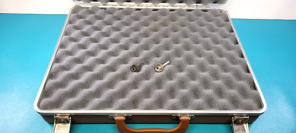 Pistola Doskocil GUN GUARD de colección estuche rígido / almacenamiento transporte impresión de cocodrilo Foto 3 de 4