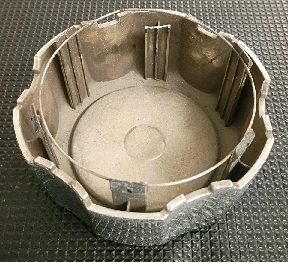 OEM Nissan Frontier, Pickup center cap, 1996-2000 part # 40315 8B215 01 damaged Foto 3 de 4