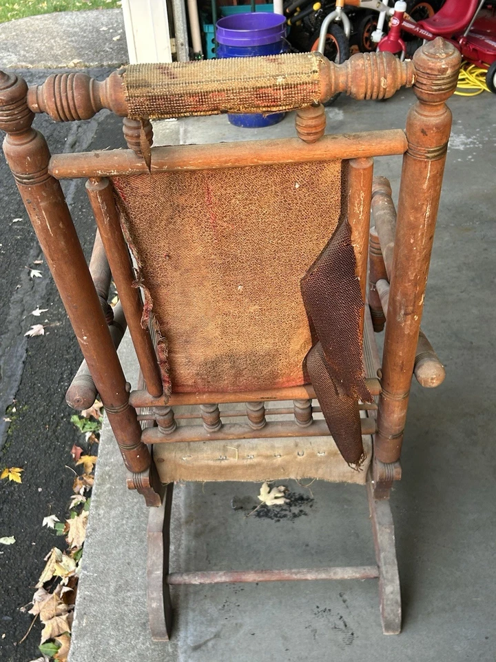Антикварное кресло-качалка сделано около 1880 г. Ткань все еще имеет некоторые оригинальные ткани - Изображение 3 из 4