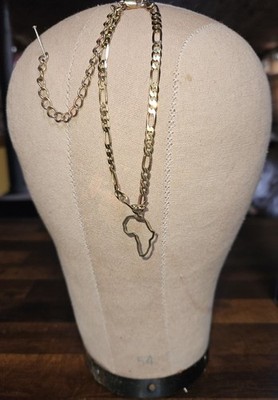 Vergoldetes Armband mit Sicherheitskette und Anhänger des afrikanischen Kontinents