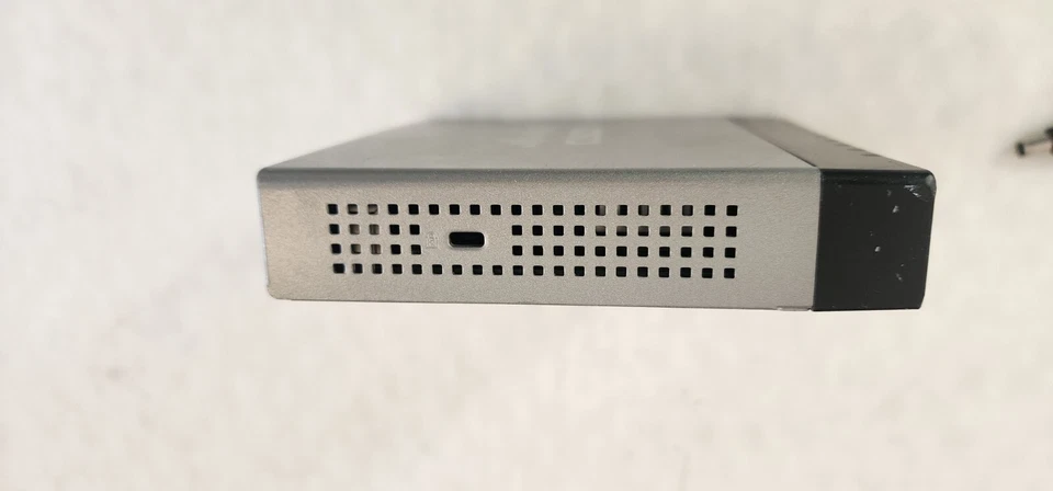 Cisco SF100D-08 SD208T V01 8-Port 10/100 Desktop Network LAN Switch EXCL PSU - Image 4 of 4