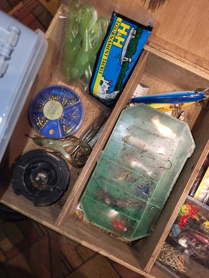 Caja de aparejos vintage con señuelos y accesorios caja de madera Foto 2 de 4