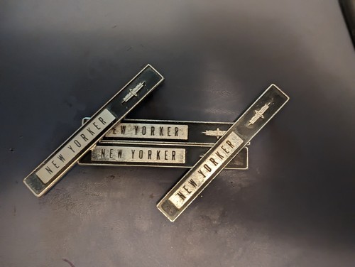 Chrysler New Yorker 1962 insignias de puerta interior - Imagen 2 de 3