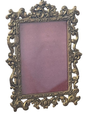 Tre cornici portafoto vintage italiane ornate in metallo dorato 2,5" x 3,5" - Foto 4 di 7