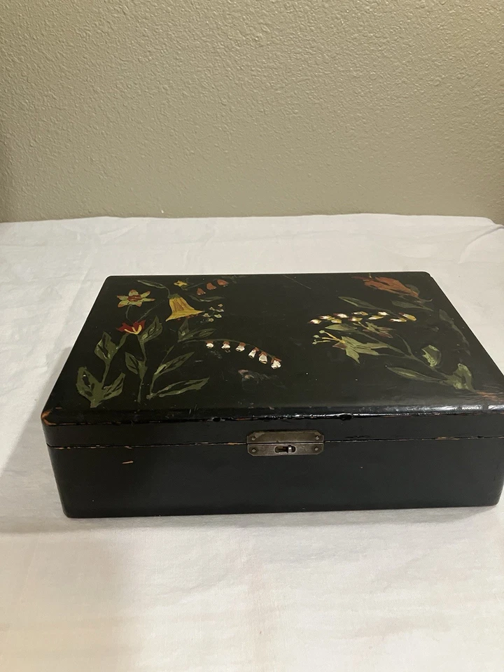 Антикварная деревянная коробка с ласточкиним хвостом с ручной росписью черная с выдвижным замком - Изображение 2 из 4