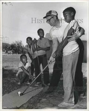 1962 Press Photo Milwaukee teenagers take golf lessons at Carver Park