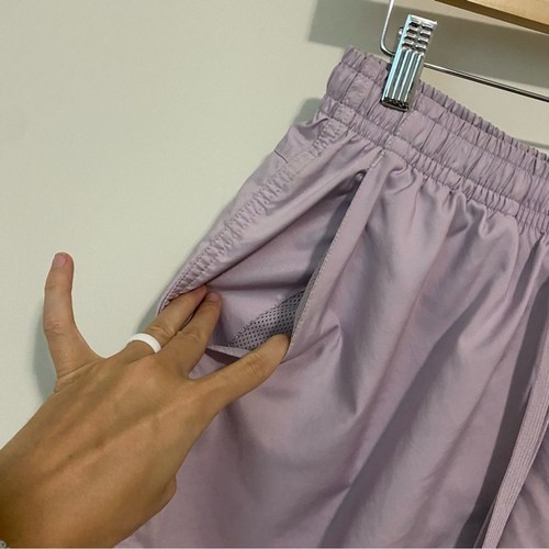 Pantaloncini sportivi Nike foderati in lavanda taglia media - Foto 3 di 9