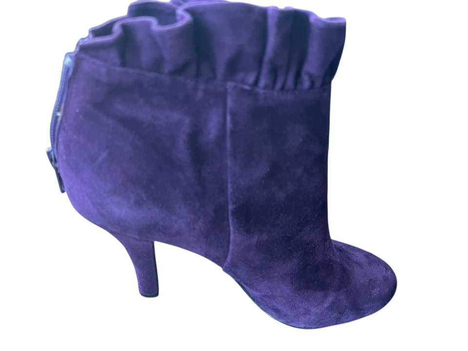 Botines Me Too de gamuza púrpura con volantes superiores 7,5 Foto 2 de 4