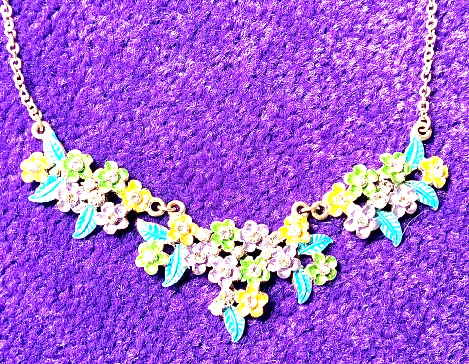 COLLAR SLV VINTAGE🇺🇸 MARCA 1928 METÁLICO PÚRPURA+AZUL+VERDE+FLORES AMARILLAS+CRISTAL Foto 4 de 4