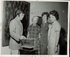 1970 Press Photo Group Views Piece at the Lowe Art Museum, University of Miami