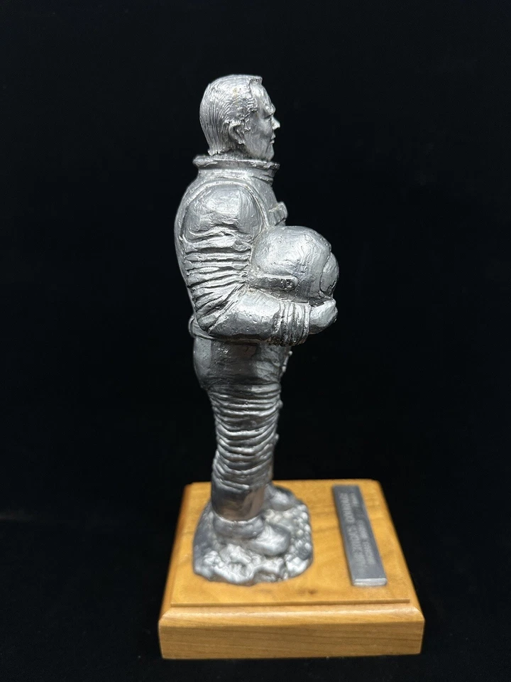 Оловянная скульптура астронавта статуэтка Майкла Рикера «Мужество Америки» No378/1500 - Изображение 4 из 4