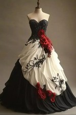 Gothic victorian Black White Wedding Dresses with Roses Sweetheart Bridal Gowns
