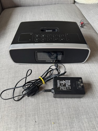 iHome iP90 Dual Alarm Clock Radio AM/FM Presets & Dock for iPod and iPhone - Picture 2 of 9