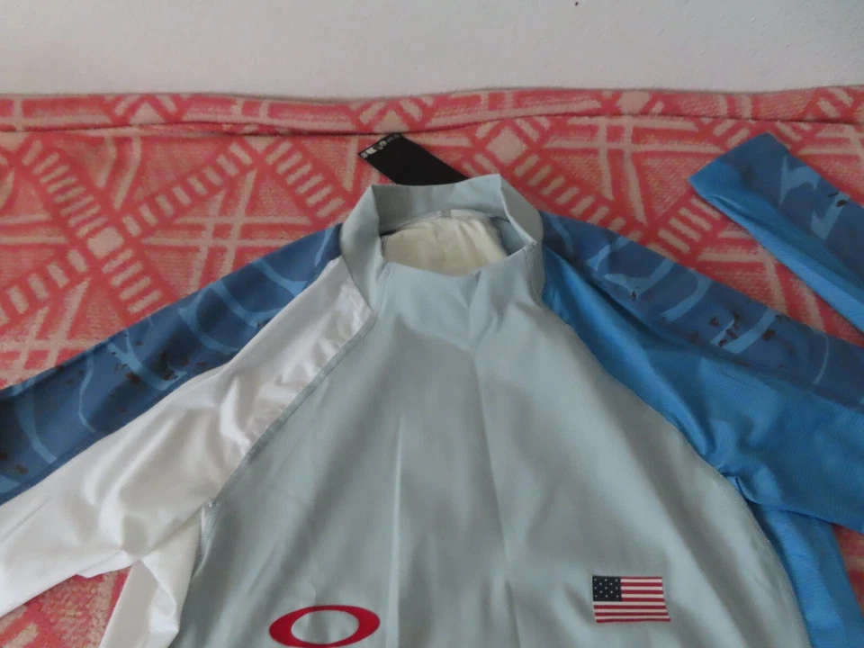 Oakley Hombres Equipo EE. UU. Surf Rashguard Gris Polvo - Talla M - Nuevo con etiquetas $275.00 Foto 4 de 4