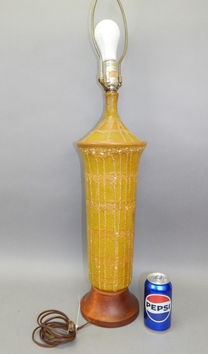 Mid Century Modern accent table lamp textured stoneware ochre gold wood mcm - Picture 3 of 4