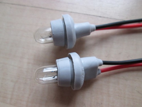 Lot of (2) T10 Rubber Socket Instrument Gauge Light 9/16" Diameter w/ Bulb #M70R - Foto 1 di 10