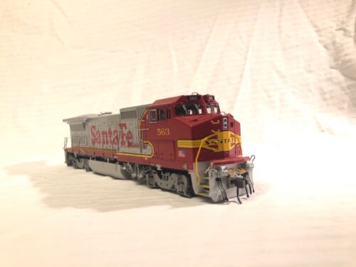 Atlas HO Scale Diesel Santa Fe Dash B40-8W (Gull Wing Cab) 2006 - Picture 12 of 12