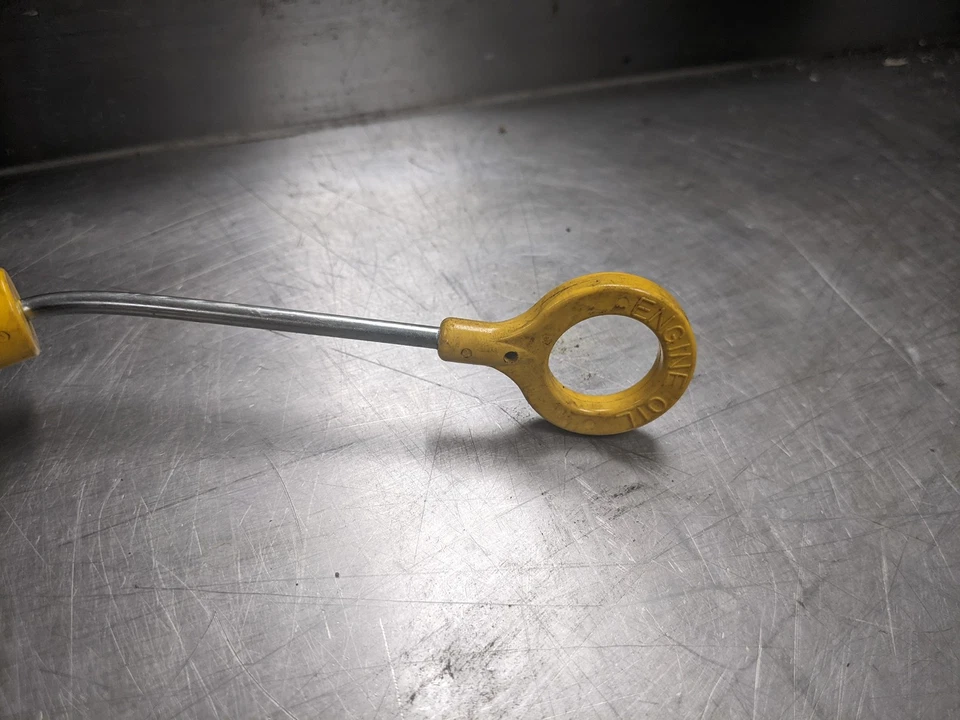 Varilla de medición de aceite de motor con tubo de 2018 Nissan Rogue Sport 2.0 Foto 3 de 4