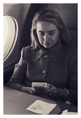 HILLARY CLINTON FIRST LADY PLAYING GAMEBOY ON BOARD AIR FORCE ONE 4X6 B&W PHOTO