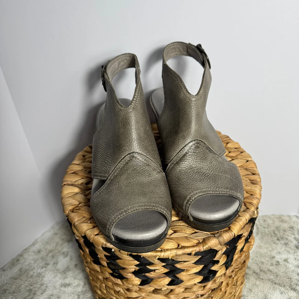 NUEVO Dansko Vanda Cuero Punta abierta Tobillo Eslinga Trasera Para Mujer Talla 41 Gris Guijarro Foto 4 de 4