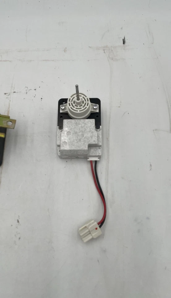 Lote de 2 motores de ventilador de geladeira Panasonic FDQJ18EL2F e Supco SM999 120V 60Hz - Imagem 2 de 4