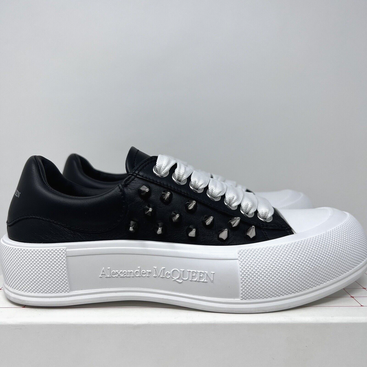 Alexander McQueen Women display picture 1