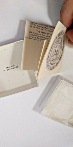Vintage John Fitzgerald Kennedy Presidential Art Medal, Medallic Art Co. w/stand - Picture 7 of 7