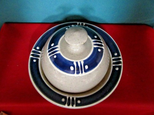 Plato de queso mantequilla de cerámica artesanal firmado con tapa gris azul blanco gres  - Imagen 1 de 4