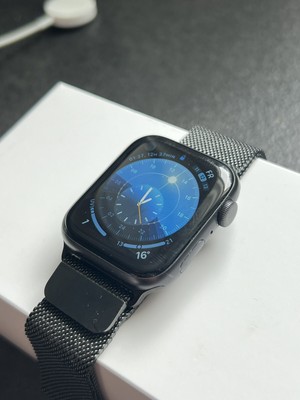 Apple Watch Series 5 44mm Space Grau Aluminiumgehäuse mit Schwarz 