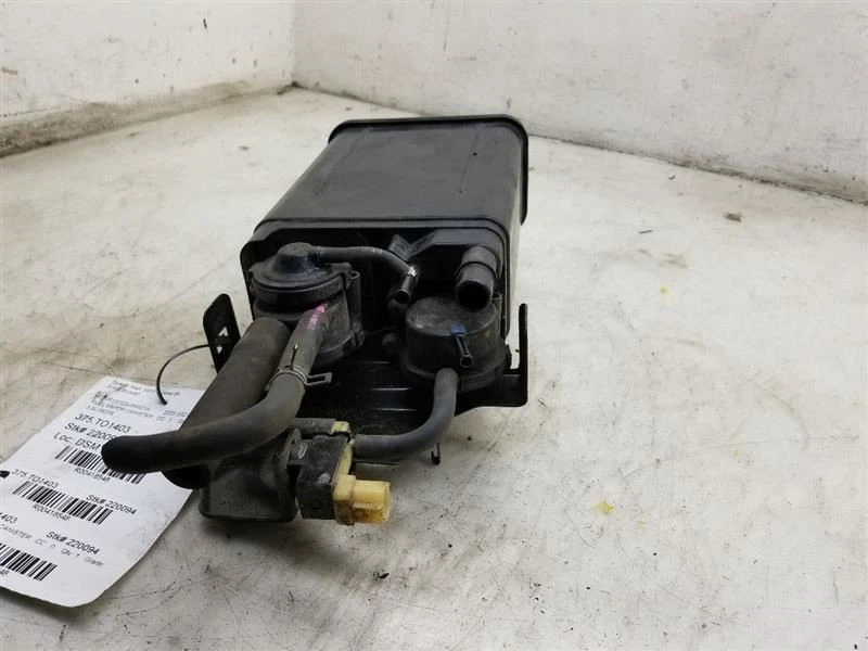 Toyota Sienna 2003 bote de vapor de combustible Foto 2 de 4