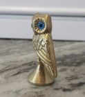 RARE VINTAGE SOLID BRASS 2" HORNED OWL GLASS EYES PERCHED MINIATURE PAPERWEIGHT! — photo 2