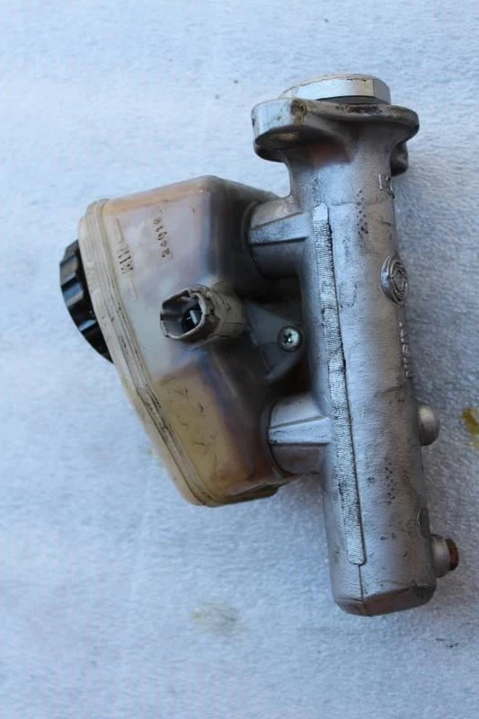 Lexus SC400 1996 cilindro maestro de freno con depósito Foto 2 de 4