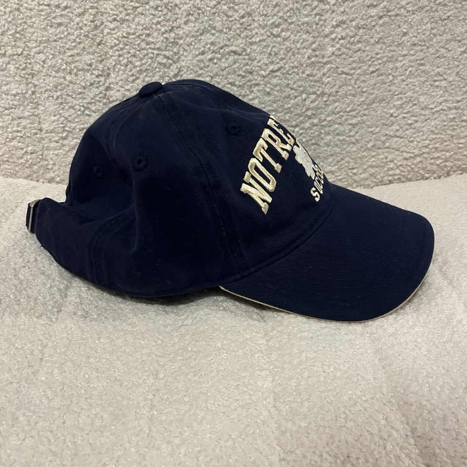 Boné Notre Dame Fighting Irlandês Masculino Ajustável Azul Dourado Under Armour Futebol - Imagem 2 de 4