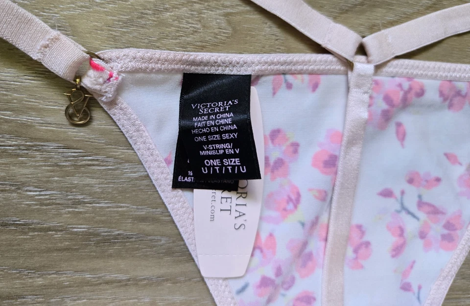 全新带标签 复古 Victoria's Secret 均码 性感 丝绸 光滑吊饰 V 字带内裤 — 第 3/3 张图片