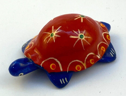 Figura Tortuga Tortuga Miniatura Pintada a Mano Arcilla Rojo Azul 1.75" - Imagen 1 de 4