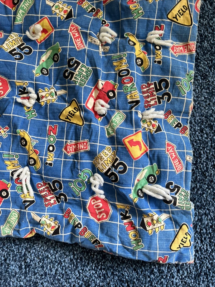 Edredón de cuna reversible de colección hecho a mano 63”x60” algodón azul coches Foto 4 de 4