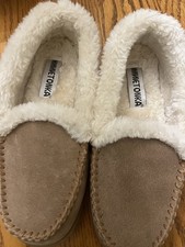 Women s Tan Suede Minnetonka Vyance Slippers NEW Soft White Faux Lining Size