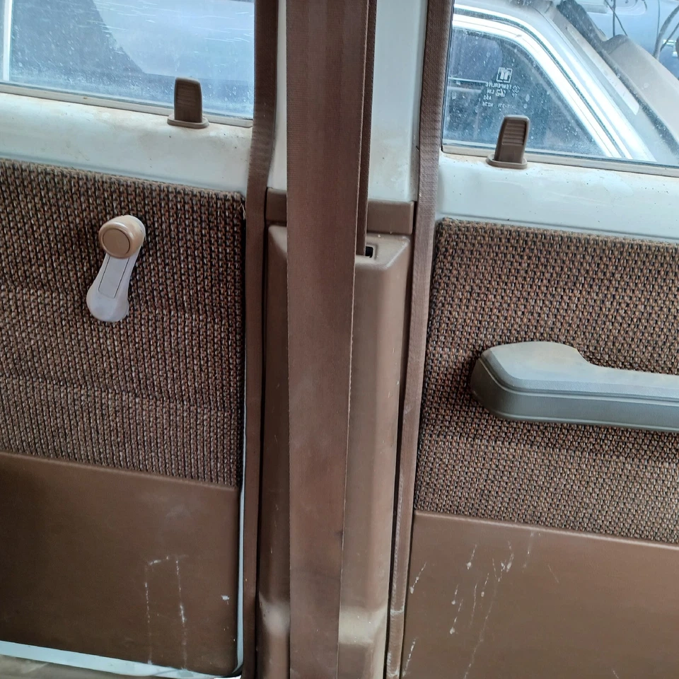Cinturón de seguridad delantero izquierdo 89 Trooper Isuzu USADO LH color tostado 4 puertas Foto 2 de 3
