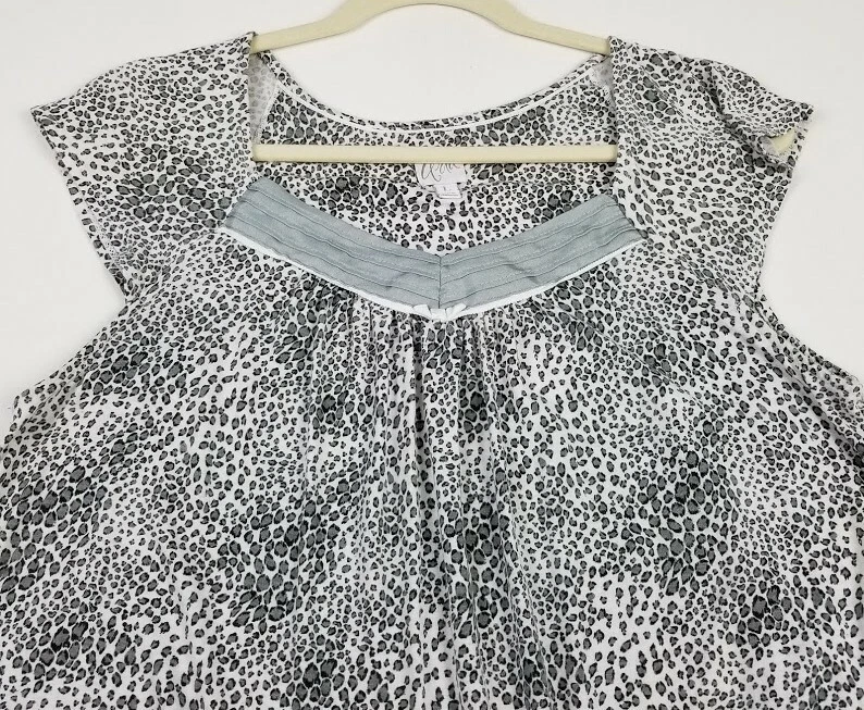 Top de pijama Aria para mujer grande L gris blanco estampado de leopardo manga corta ropa de dormir Foto 2 de 4