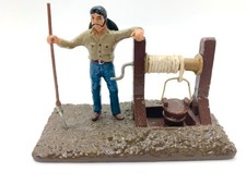 UNBRANDED TOY SOLDIERS MINI DIORAMA MAN WITH SHOVEL AT A WELL 54MM