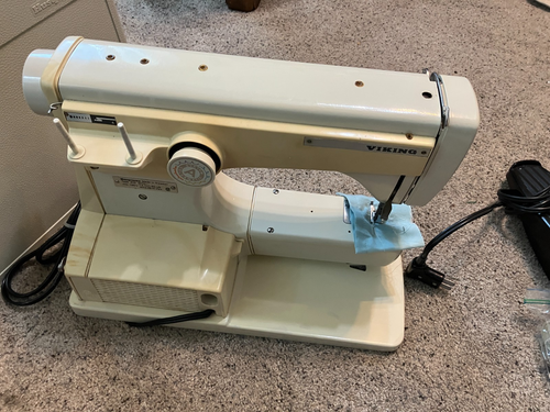 Vintage Viking Husqvarna 6010 Sewing Machine W/ Hard Case & More Sweden - Picture 5 of 8