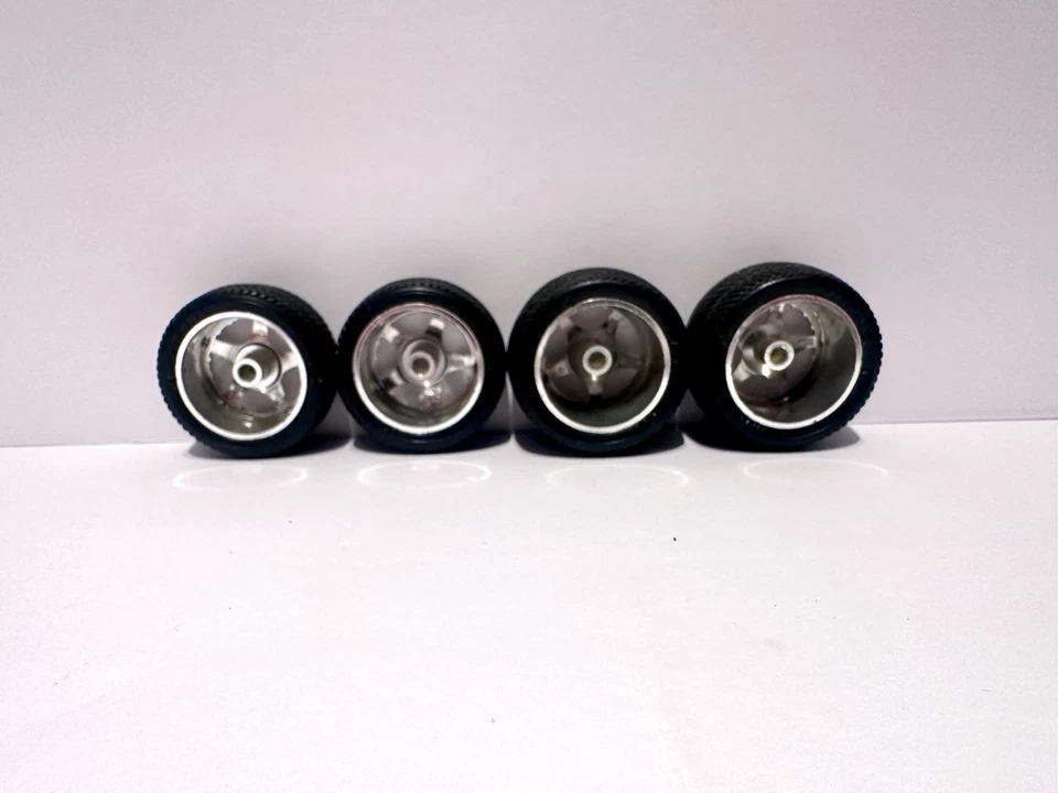 Колеса и шины Burago 1996 Dodge Viper GTS масштаб 1:18 - Изображение 3 из 3