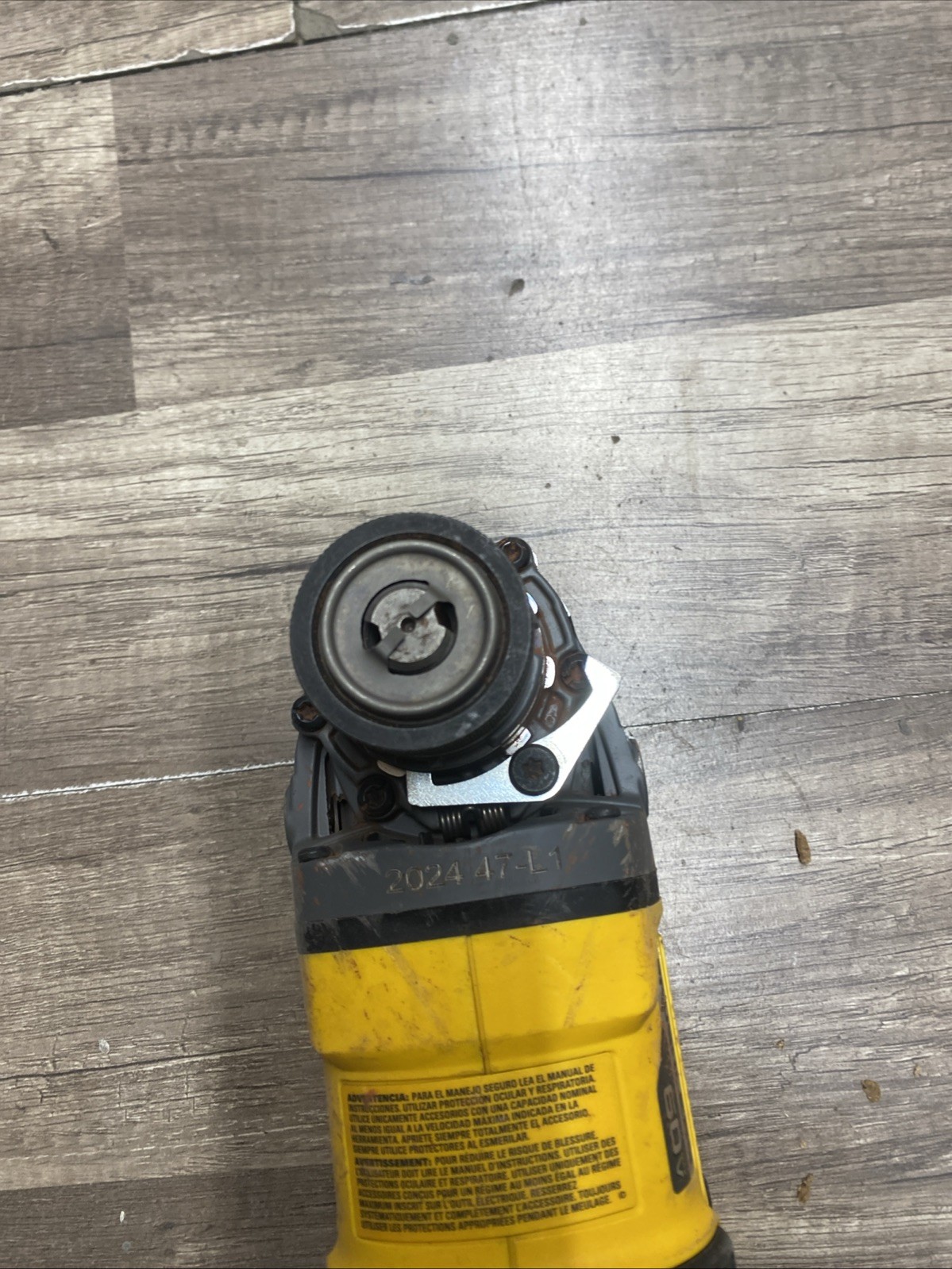 FOR PARTS OR REPAIR - DeWALT DCG418 FLEXVOLT 60V MAX 4-1/2 - 6" Angle Grinder