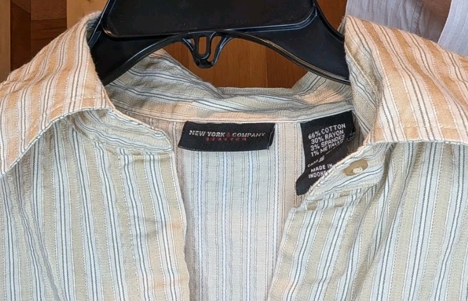 Camisa para mujer NY & Company elástica tostada azul marino a rayas con botones talla S Foto 3 de 4