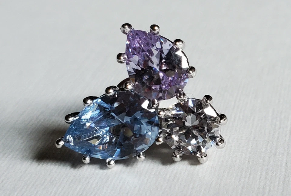 Pendiente Eddie Borgo de un solo poste, tono plata con lavanda, hielo azul y piedra transparente Foto 2 de 4